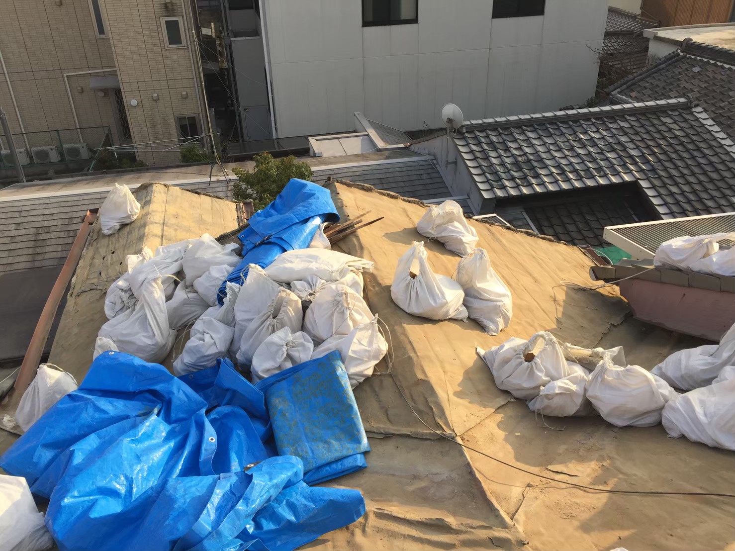 瓦の解体撤去開始長屋バージョン